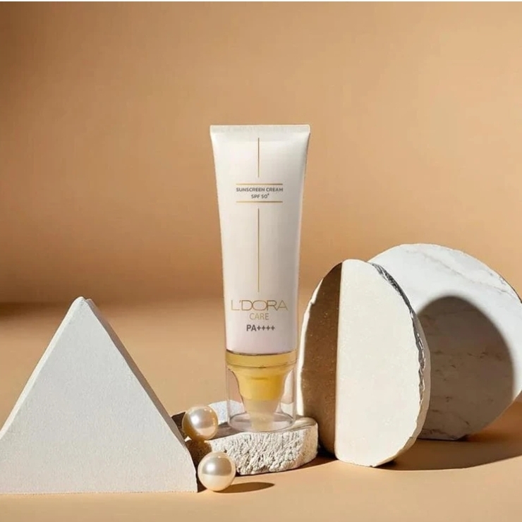 کرم ضدآفتاب +SPF50 بی رنگ لدور مناسب انواع پوست ۸۰ میلی لیتر