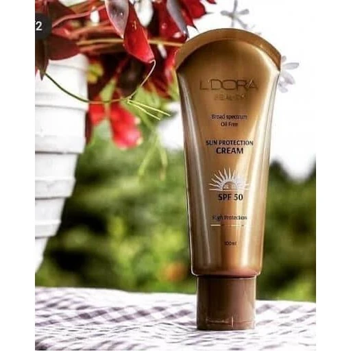 ضدآفتاب بدون رنگ دارای spf 50 حجم۱۰۰میل